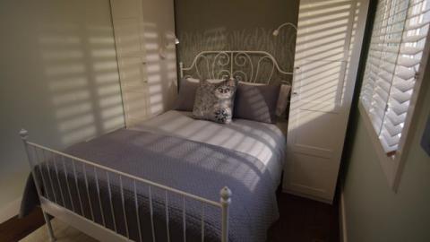 {E}06: She's On A Mission Of Independence