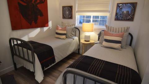 {E}08: A Multi-Building Vacation Property With Chalet Charm