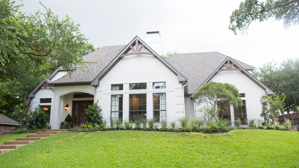 {E}06: Stately In White: '80s To Elegant