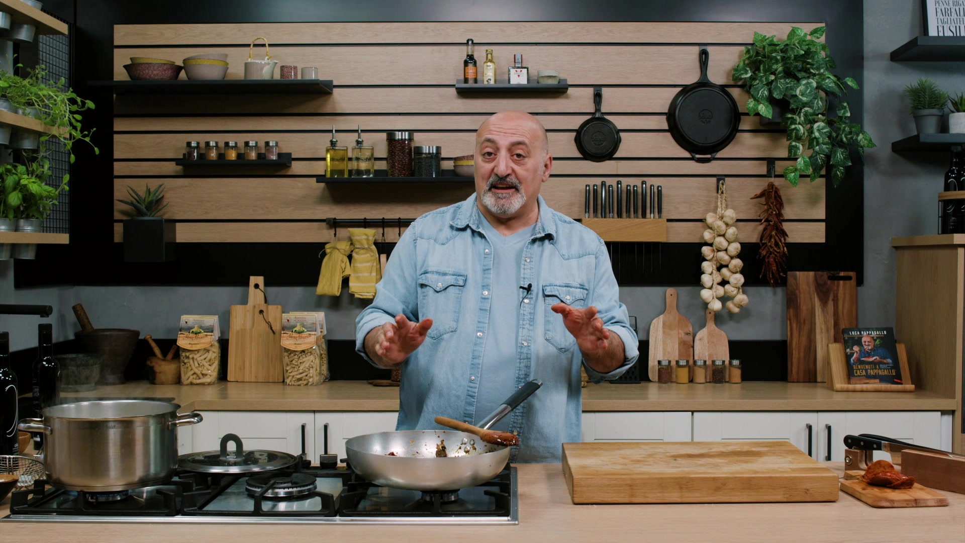 Un caffè (letterario) con Luca Pappagallo, volto noto e geniale di Food  Network 