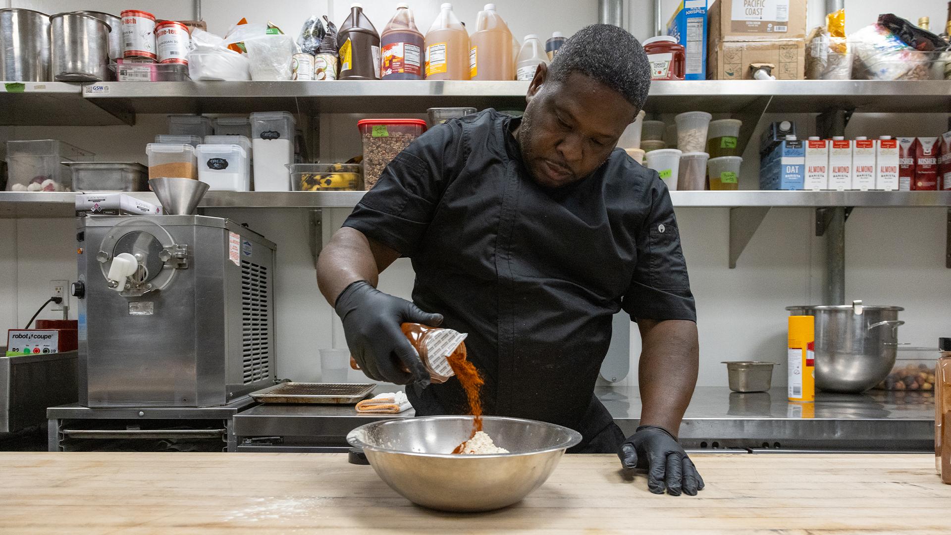 Throwing it back to this 2008 interview of #TaylorSwift praising  #SelenaGomez in honour of #WomensHistoryMonth 💕#MTVCeleb, image size:1920x1080